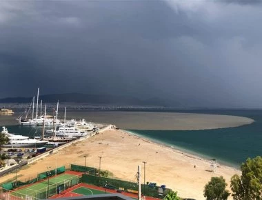 Απόκοσμο θέαμα στον Σαρωνικό: Δείτε τι προκάλεσε η καταιγίδα στην θάλασσα (φωτό - βίντεο)